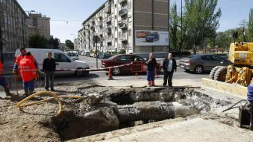 El reventón de una tubería en el Actur causa problemas de tráfico