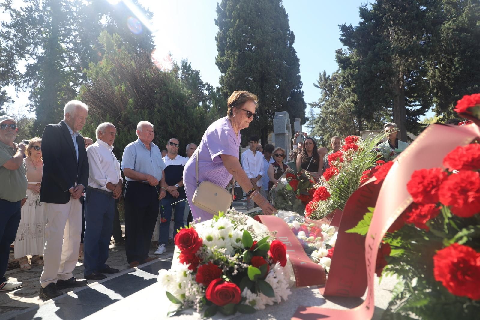 El homenaje y ofrenda floral a Manolete, en imágenes