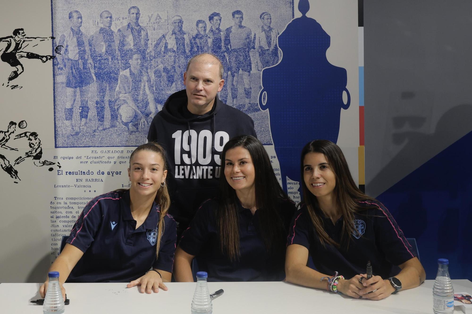 Meet&Greet con las futbolistas Alba Redondo, María Méndez y Silvia Lloris con aficionados