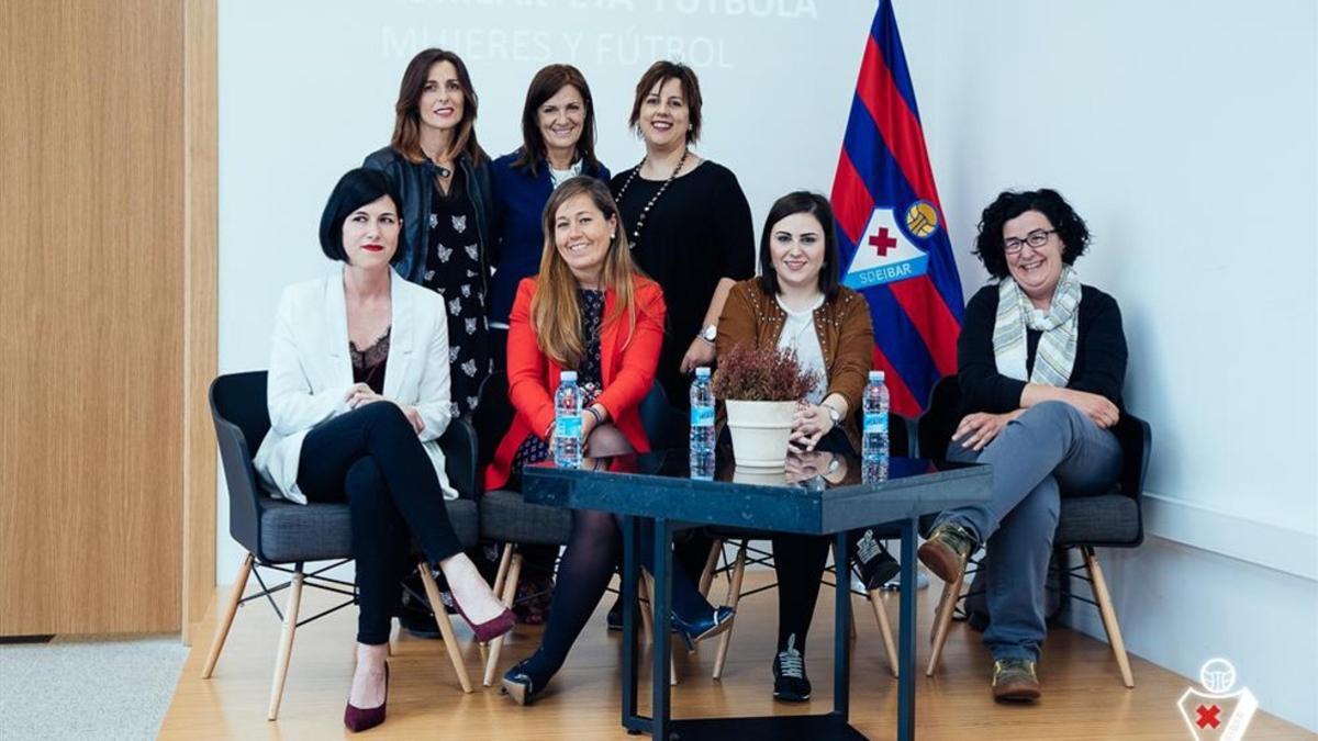 La presidenta del Eibar, Amaia Gorostiza, junto a otras trabajadoras del club