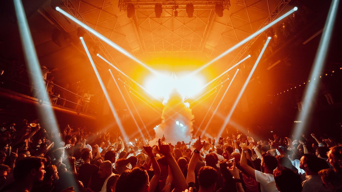 Miles de personas disfrutan cada noche de la fiesta en Amnesia Ibiza.