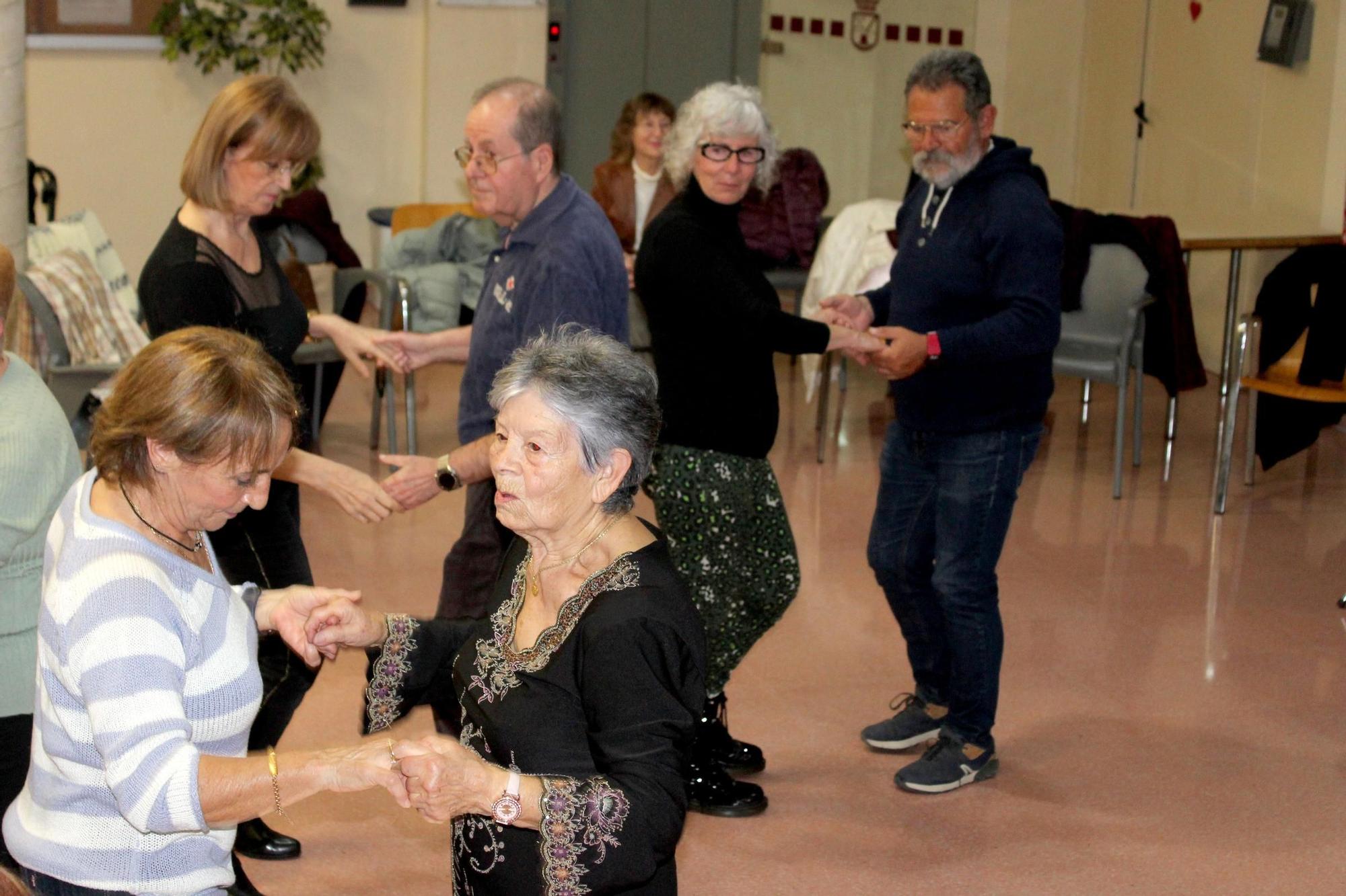 Los mayores de Dénia bailan en San Valentín (imágenes)