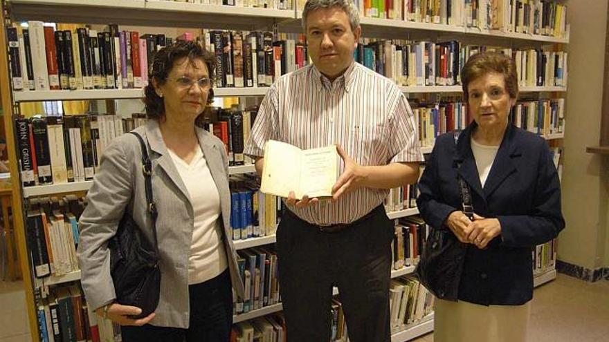 El director de la Biblioteca ha obtenido el libro de manos de dos biznietas del escritor.