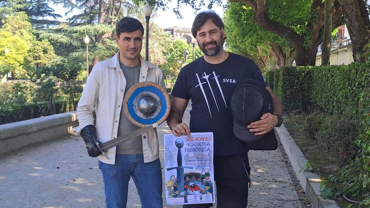 El concejal de Deportes, Antonio Cabaleiro, y el director de la Sala Viguesa de Esgrima Antiga, Damián Troncoso.