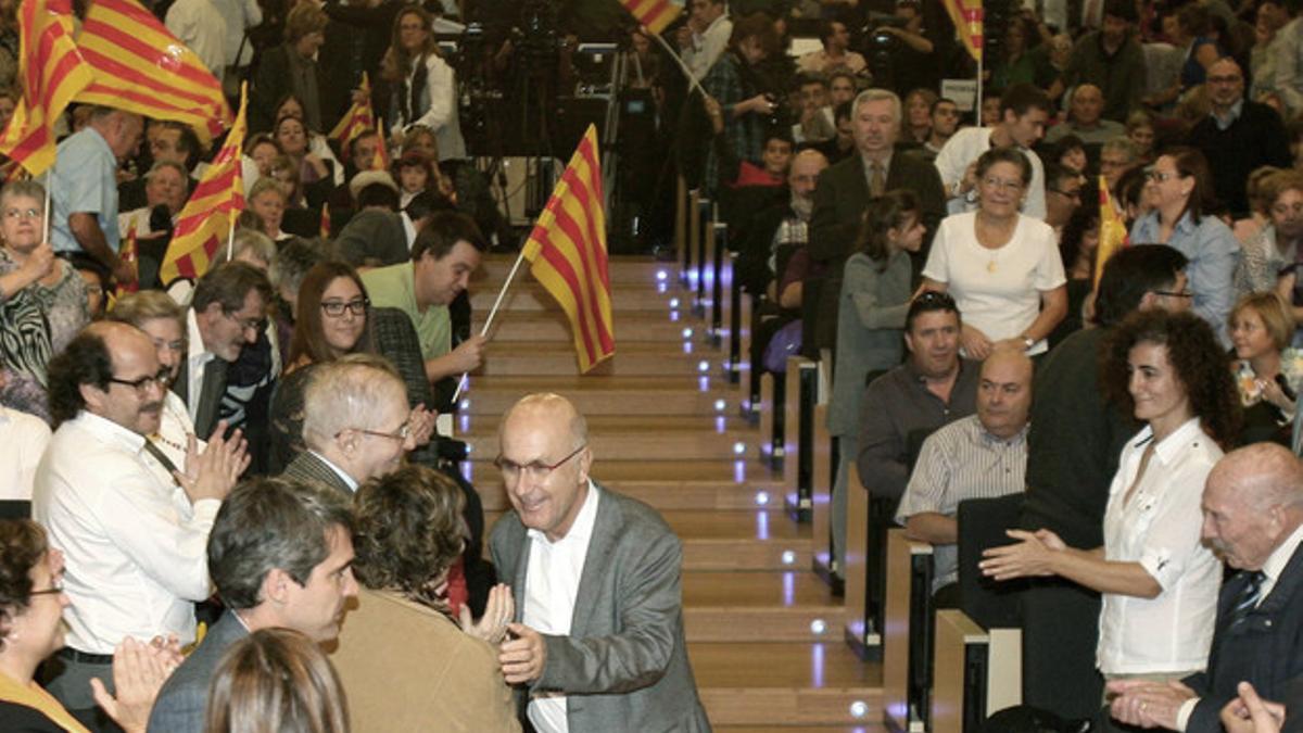 Duran i Lleida saluda a los asistentes en el mitin de CiU en Reus.