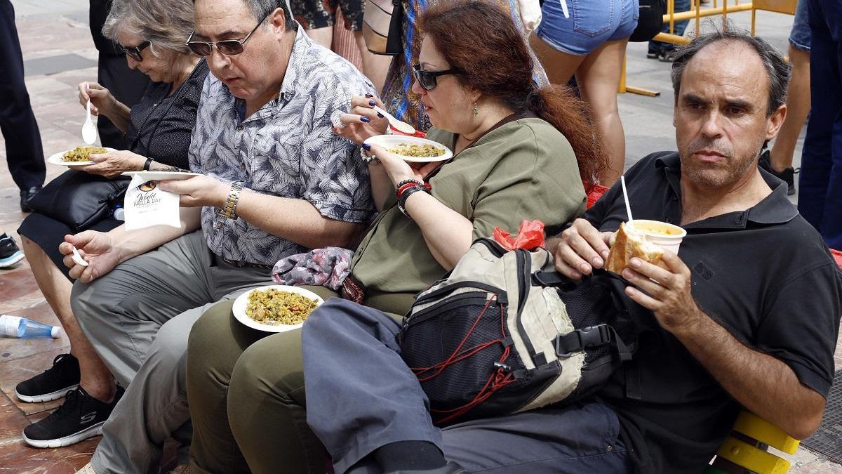 Guía contra el  contagio social: prohibido comer en la paella y poner la mesa de forma conjunta