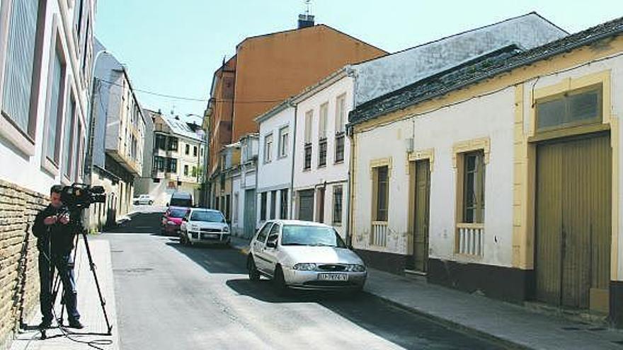 Un cámara de televisión, frente al portalón de la panadería de Ana Nieto, que ayer permaneció cerrada.