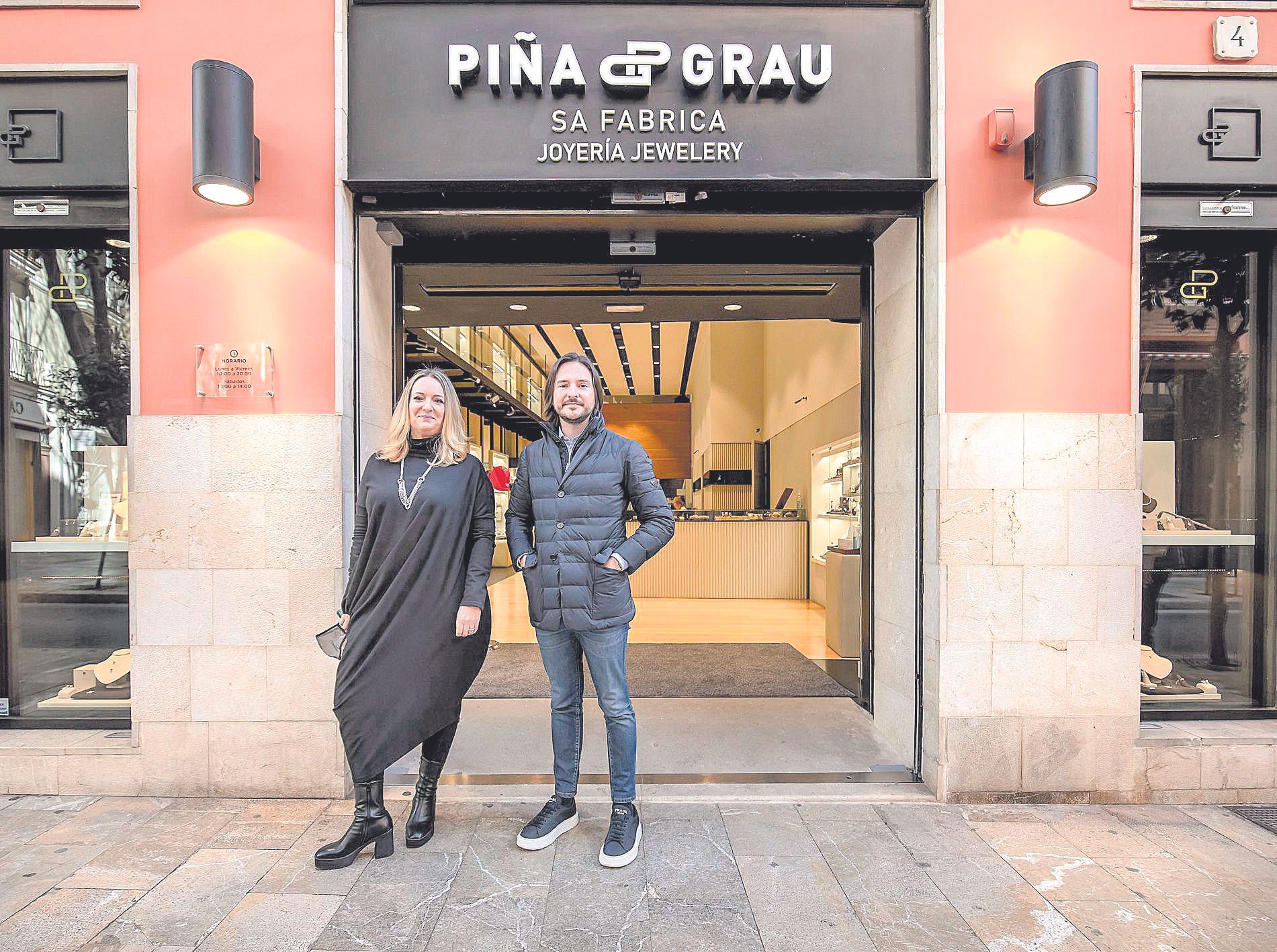 Carol Fuster y Toni Grau, frente a la joyería Piña Grau.