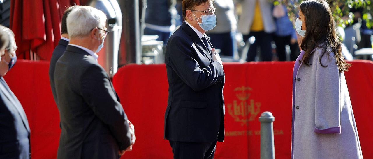 El president de la Generalitat, Ximo Puig, recibe a la reina Letizia a las puertas de la Lonja de la Seda de València, ayer, con motivo de la entrega de los Premios Jaume I.  | M.A.MONTESINOS