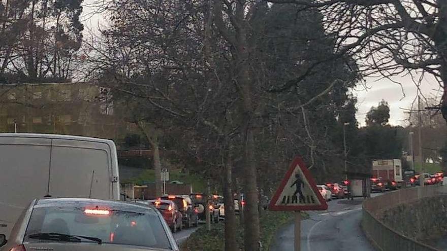 Cola de coches ayer por la mañana en Bastiagueiro, que colgó el candidato del PP de Oleiros en Twitter.