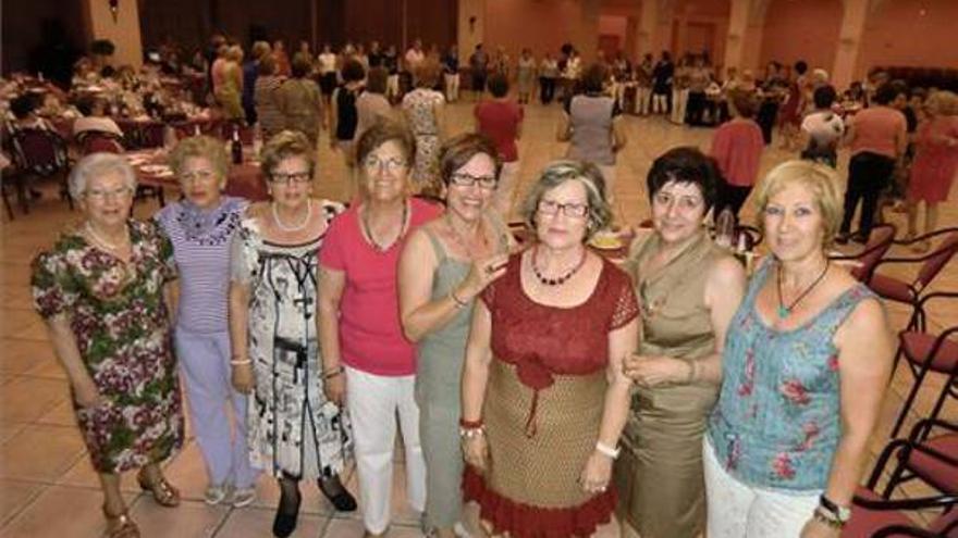 Las amas de casa celebran una cena de hermandad