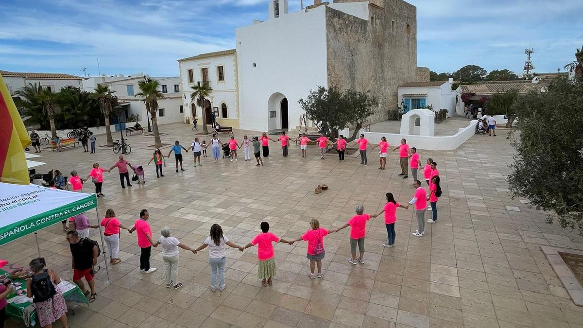 Cadena humana en la plaza de Sant Francesc, para aoyar la lucha contra el cáncer de mama
