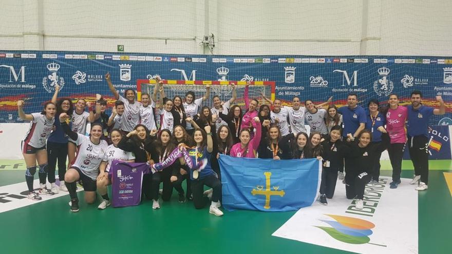 Las jugadoras del Mavi, celebrando el pase a la final tras el partido junto al equipo cadete.