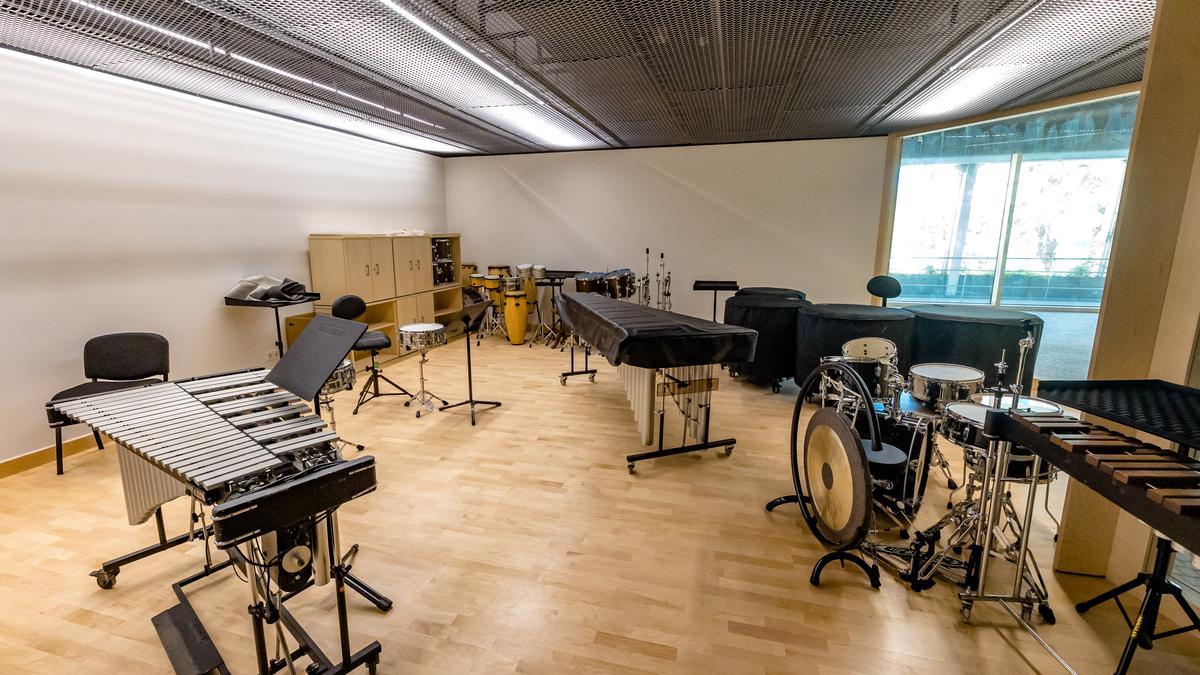 Una de las aulas del nuevo conservatorio de música, con algunos instrumentos de percusión.