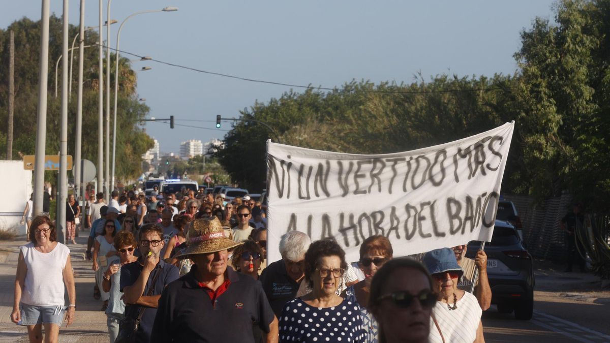 Manifestación en el paseo marítimo del Perellonet.