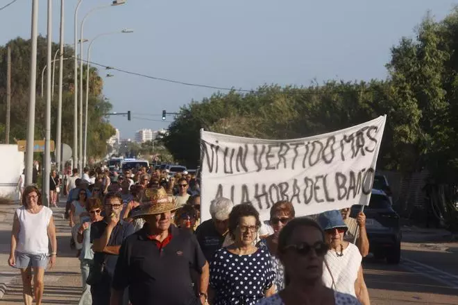 La manifestación en El Perellonet, en imágenes: exigen playas limpias y el control de las compuertas de l'Albufera