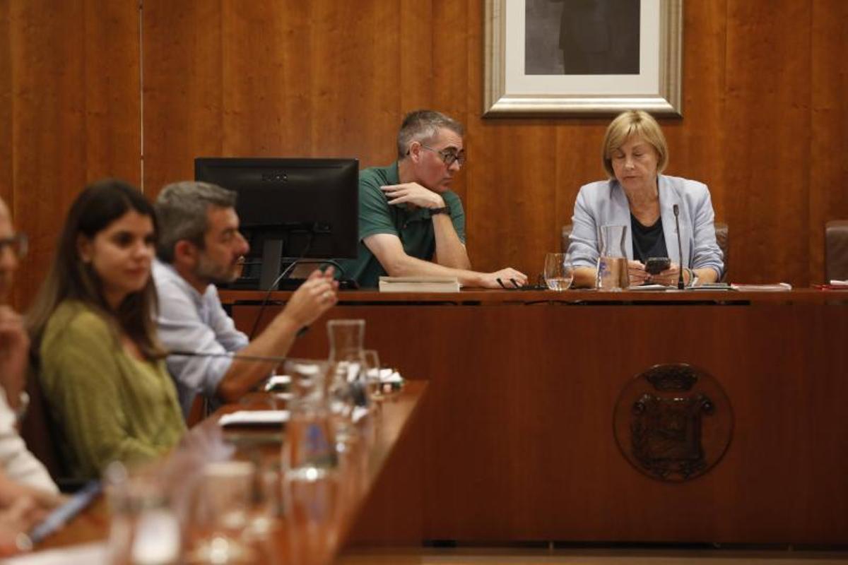 La Alcaldesa, Mariví Monteserín, al fondo y, en primer término, los socialistas Raquel Ruiz y Manuel Campa.
