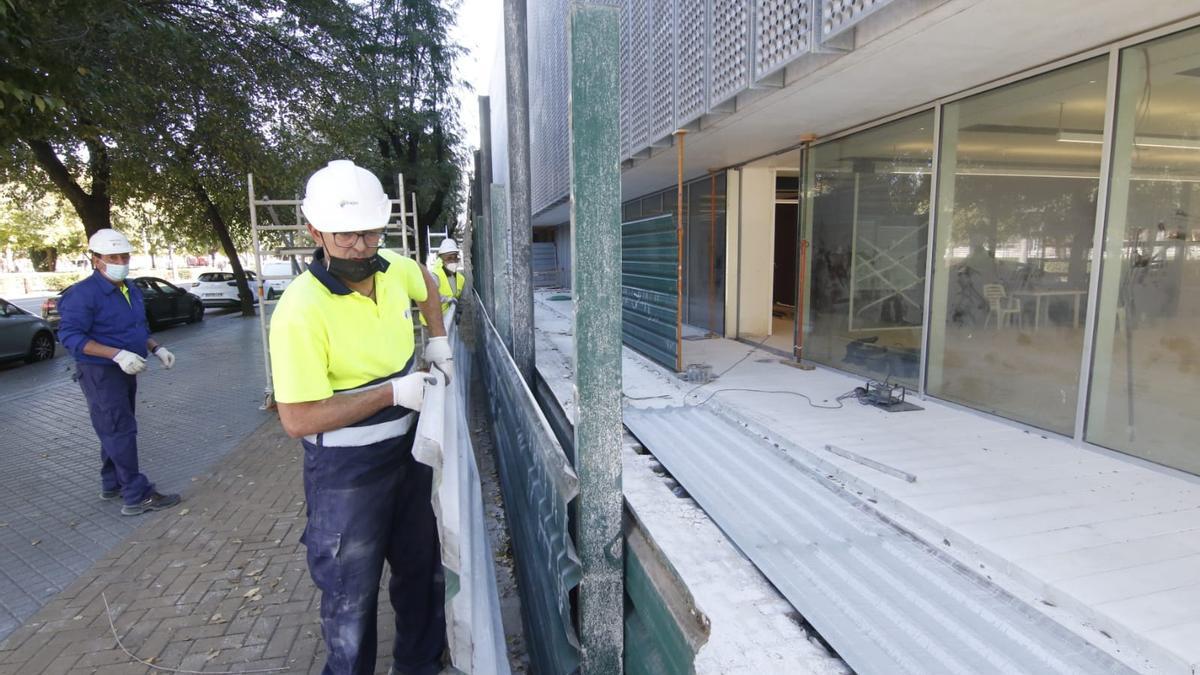 Trabajos que se realizan en el exterior de la biblioteca.