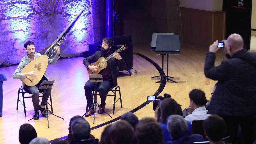 Dani y Pablo Zapico, interpretan "La asturiana", una de las partituras recuperadas en el disco "De sópitu".