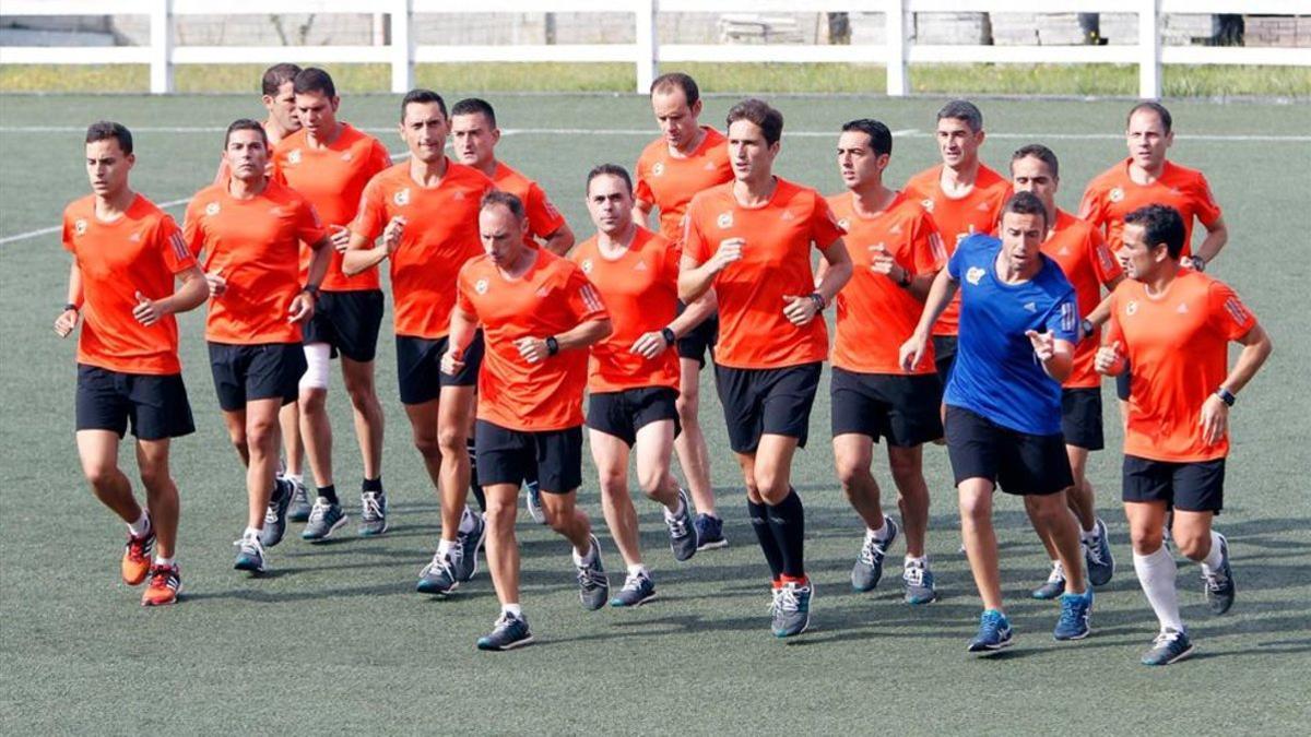 Árbitros y asistentes de primera división, entrenando