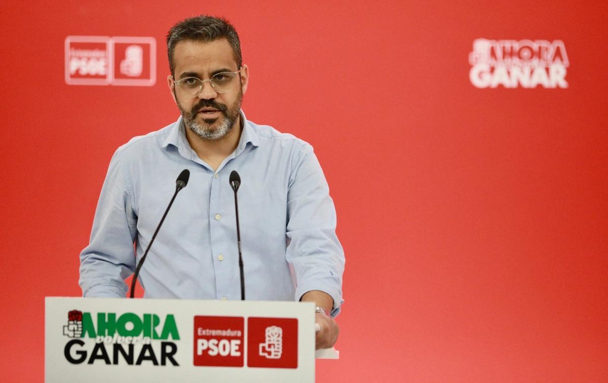 El portavoz del PSOE de Extremadura, Manuel González Andrade, en una rueda de prensa en la sede regional del partido