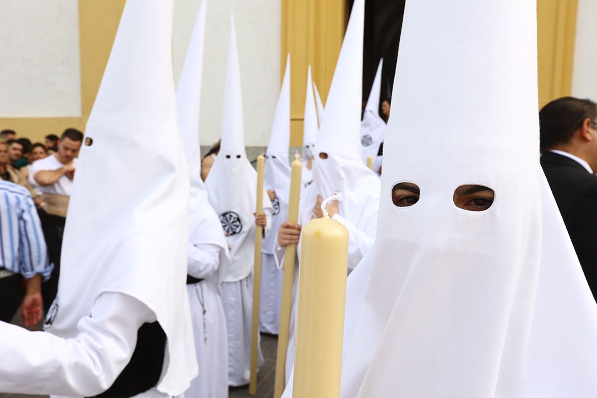 La salida procesional de la Presentación al pueblo de Jesús de los Afligidos, en imágenes