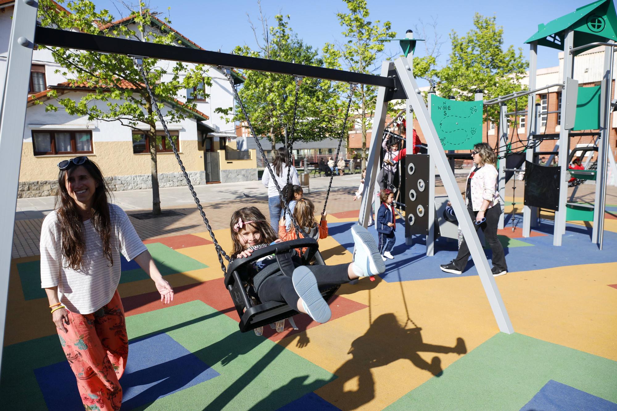 En imágenes: Nuevas diversiones en los parques de Gijón: así disfrutan los pequeños de las novedades en las zonas infantiles