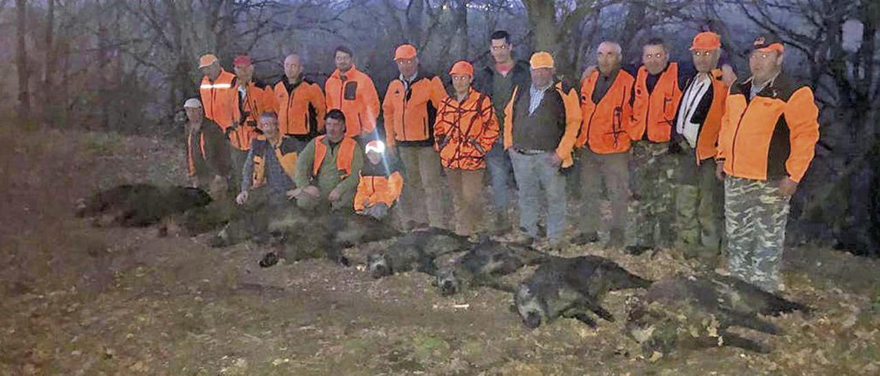 La cuadrilla de cazadores de Dozón posa con los nueve jabalíes abatidos el domingo en Vilarello, As Penas y A Lagoa.