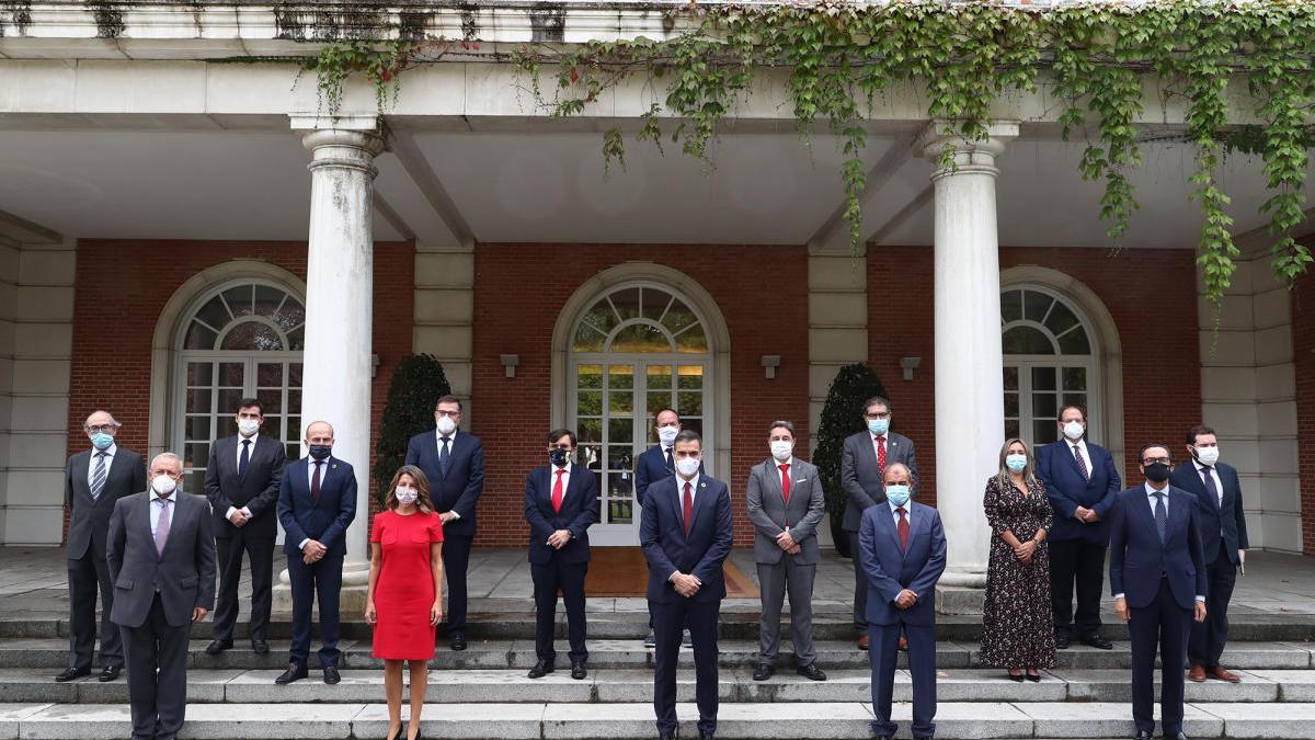 El presidente del Gobierno, Pedro Sánchez (en el centro), recibió al presidente de CEPES y UCOMUR, Juan Antonio Pedreño (a su derecha), en Moncloa la pasada semana. MONCLOA