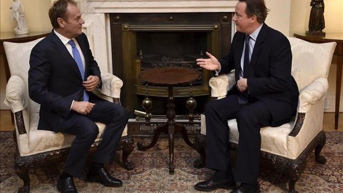 Cameron (derecha) con Tusk en el número 10 de Downing Street, el domingo, en Londres.