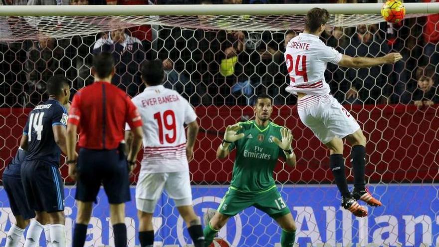 Fernando Llorente cabecea libre de marca en la jugada del tercer gol del Sevilla.