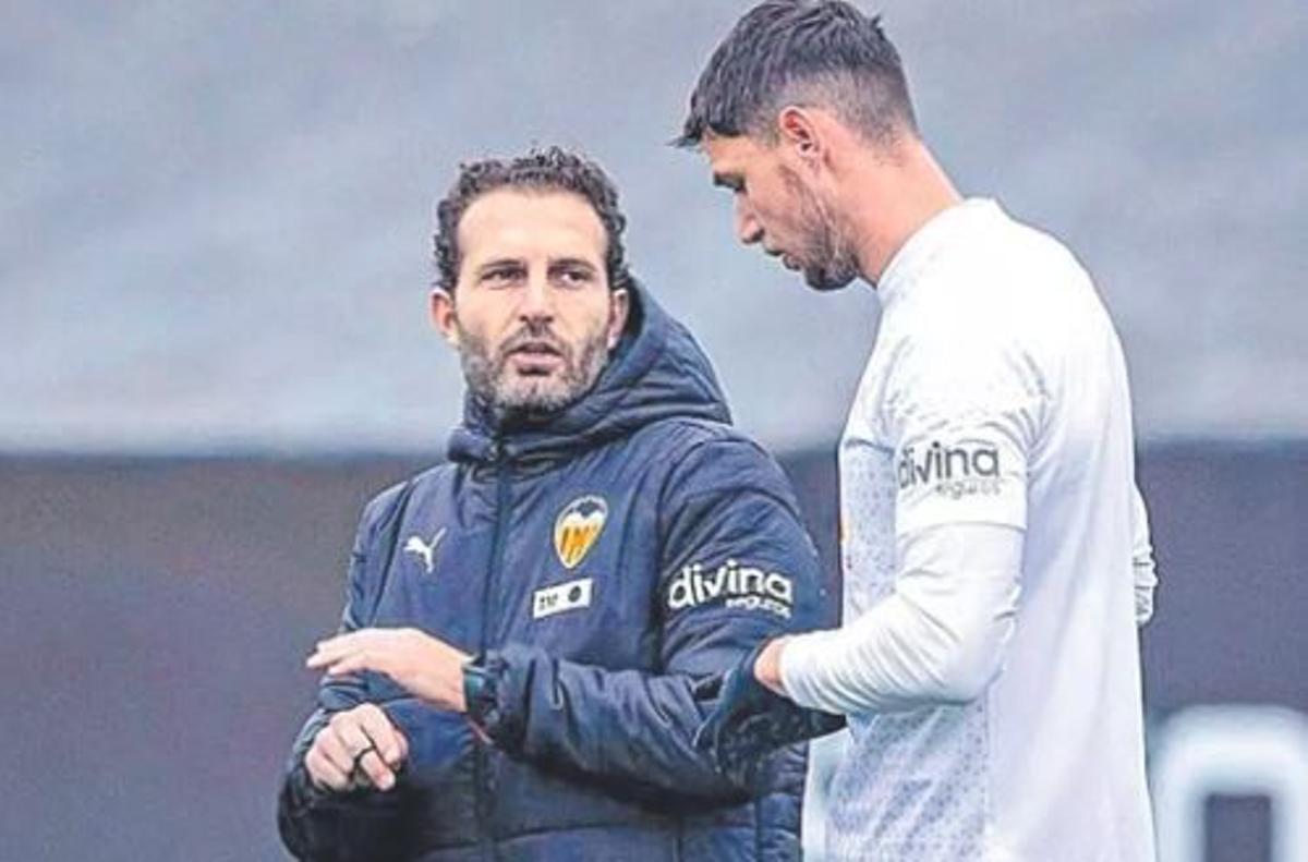 Yaremchuk, hablando en un entreno con Baraja. // SD