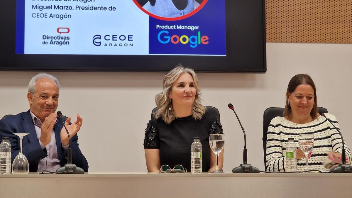 María Fernández Guajardo en el centro, junto a Miguel Marzo, presidente de CEOE Aragón en una charla sobre STEAM en CEOE Aragón.