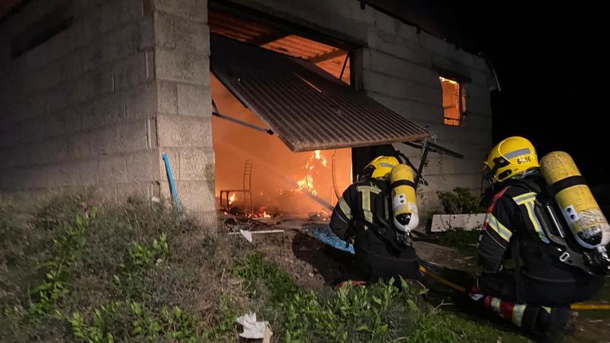 Los bomberos intervienen ante las llamas en cuarto de aperos en Lanzarote.