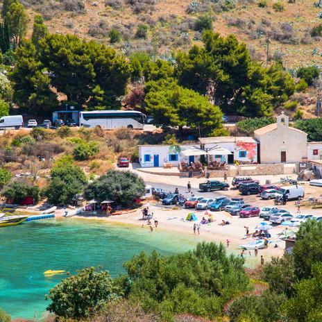 Porto Palermo, un paraíso en ruinas rodeado de aguas turquesa en Albania