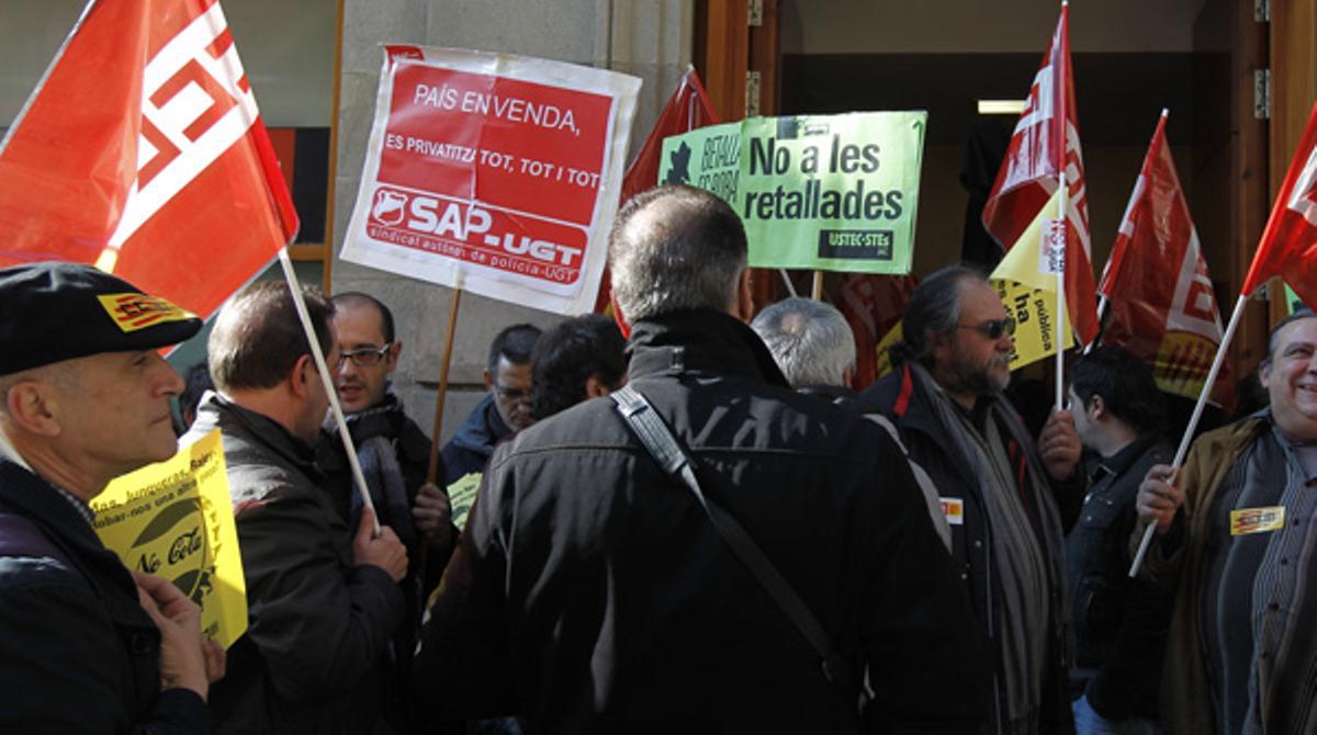 Imatges de la mobilització dels treballadors públics aquest dimarts a la plaça de Sant Jaume de Barcelona.