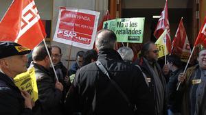 Imatges de la mobilització dels treballadors públics aquest dimarts a la plaça de Sant Jaume de Barcelona.