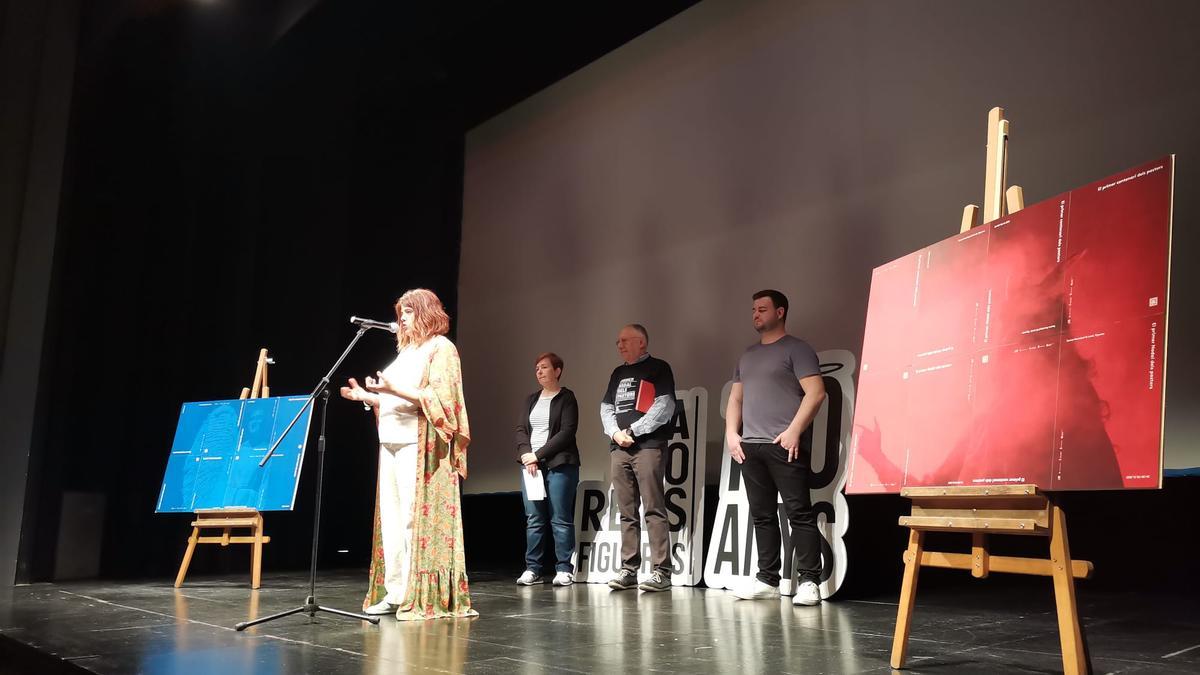 Laia Alsina explicant detalls de la celebració del centenari i presentant els dos cartells d'Àlex Gifreu