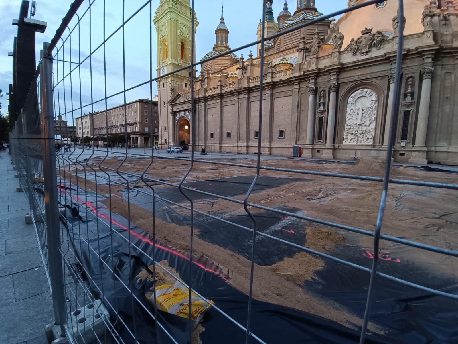 Arranca el montaje del Belén gigante de la plaza del Pilar