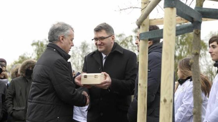 Auschwitz Urkullu exigeix el dret a la pau davant els «tambors de guerra»