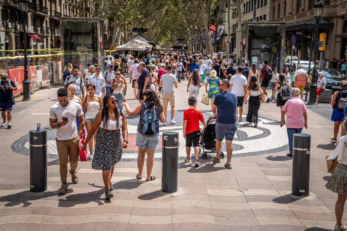 Placa y bolardos en la Rambla de Barcelona, huella de los atentados del 17-A