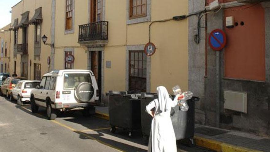 Residencia de la Cruz Blanca en el barrio de Vegueta, ayer.  i ANDRÉS CRUZ