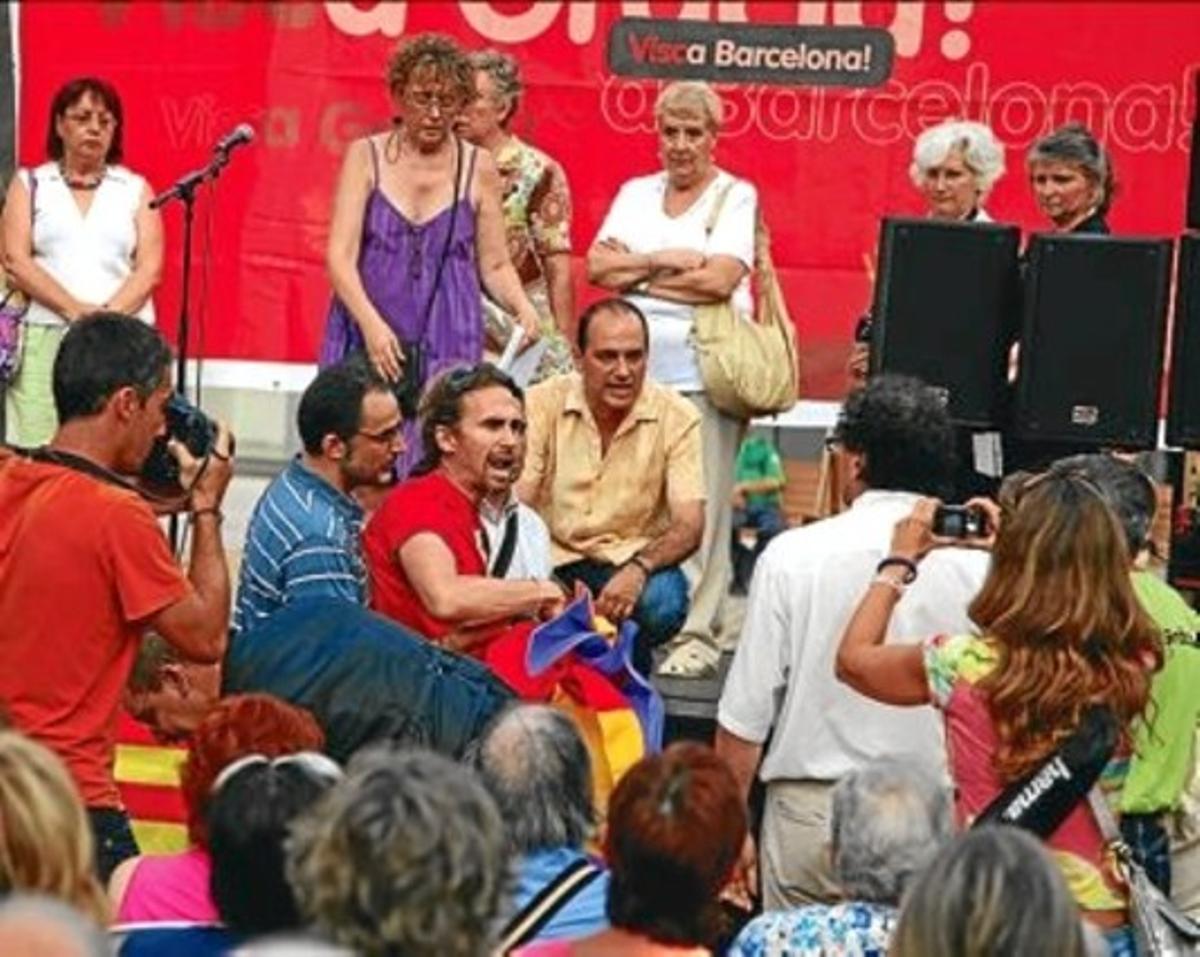 Amigó (de vermell), agafa la bandera arrencada per Martínez (de blanc), davant la mirada d’Espriu (ajupit).