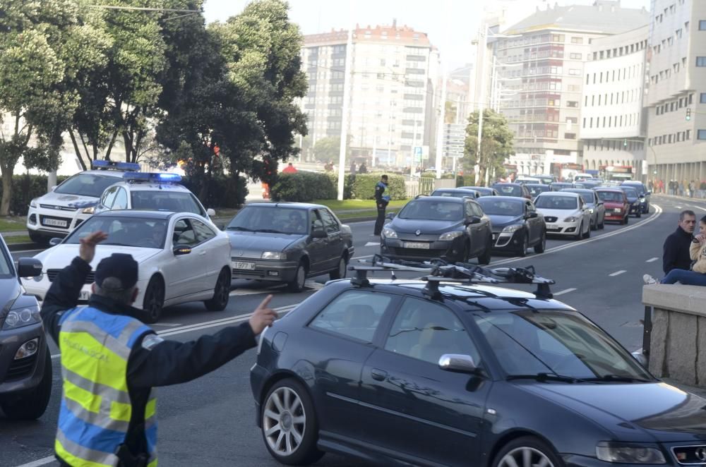 El paseo, cortado al tráfico tras llegar las olas a la carretera