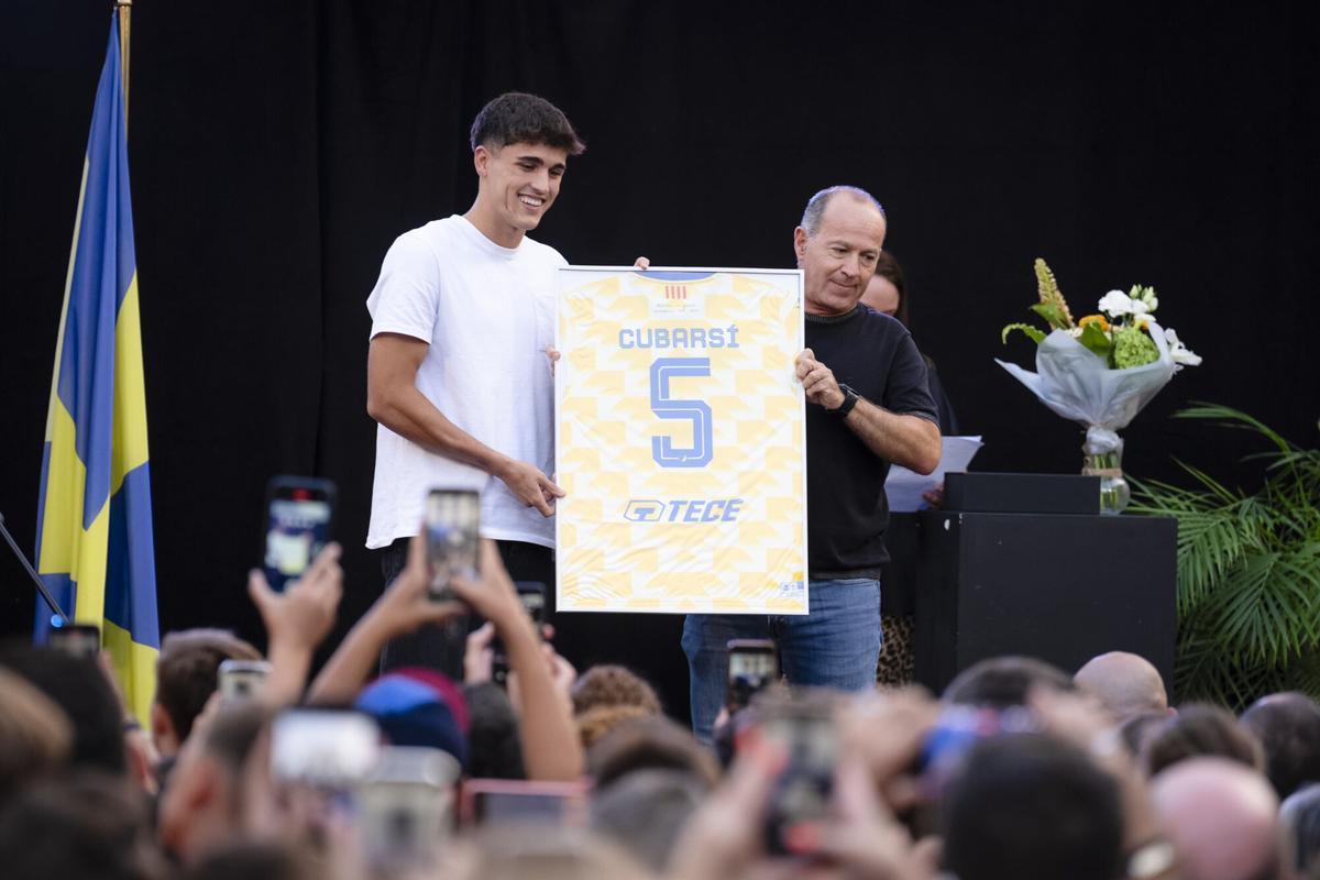 Vilablareix (Girona), 27/07/2026. El jugador de la selección española Pau Cubarsí durante el homenaje que ha recibido este lunes en su localidad natal, Vilablareix (Girona). EFE/David Borrat