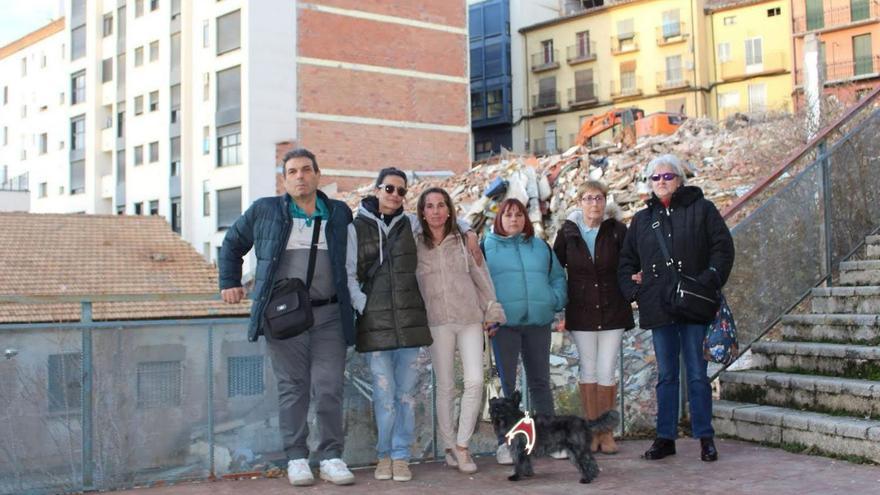 Isidro Navarro, Esther Martín, Maribel Carretero, Isabel Félez, Pilar Catalán y Teresa Pellón, vecinos del edificios en ruinas de Teruel.