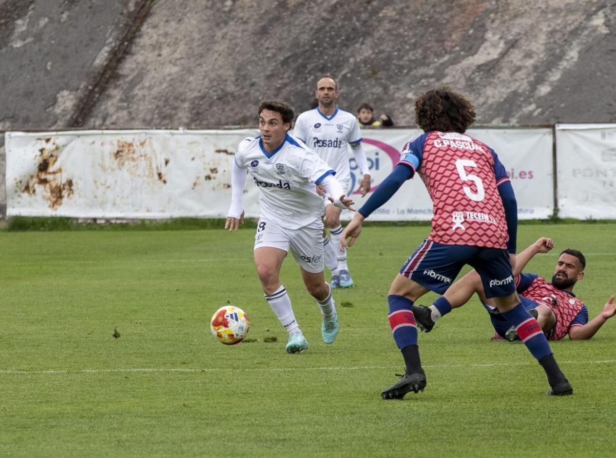 Pelayo Pérez conduce el balón en el partidoen Ávila. | ÁREA 11