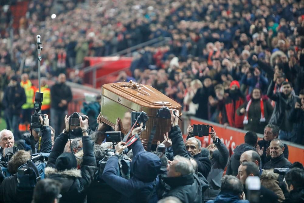 Miles de personas despiden a Quini en un abarrotado estadio de El Molinón