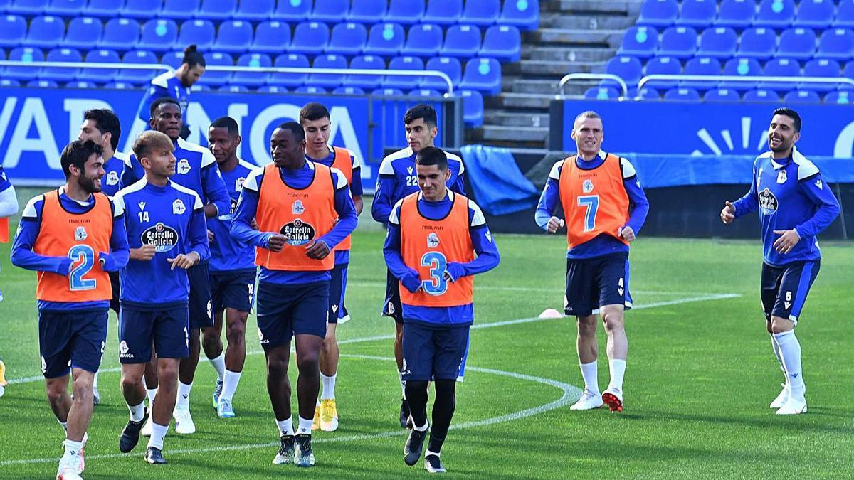 Los jugadores deportivistas, durante un entrenamiento en Riazor. |  // VÍCTOR ECHAVE