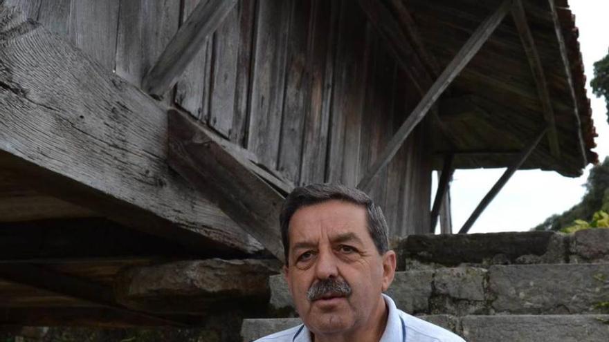 Alejandro Criado con el libro de &quot;La Atalaya&quot; en Ribadesella.